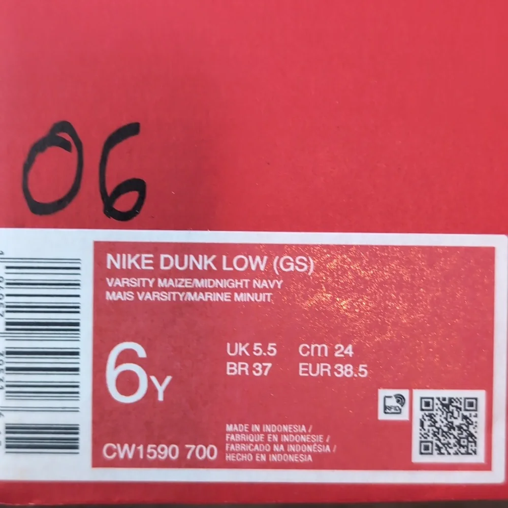 Nike Dunk Low Michigan 2021 Size 7.5 Woman's or 6Y - Picture 6 of 6